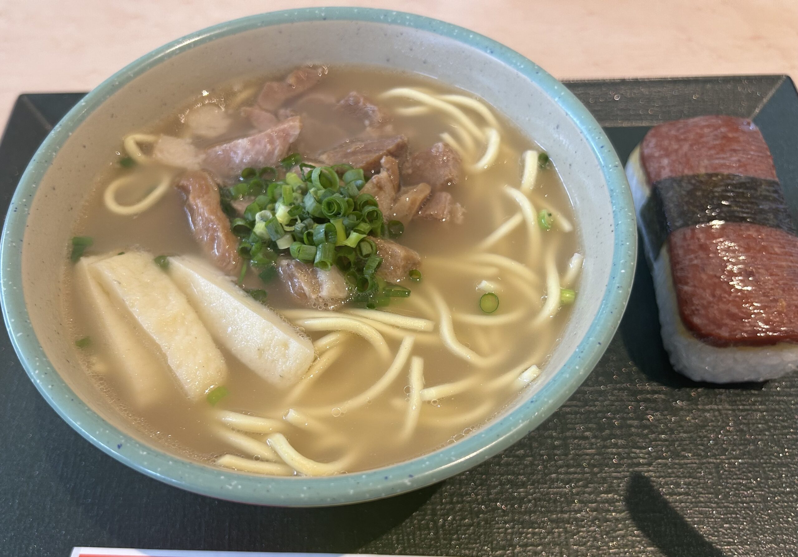 やいまそばとポークたまごおにぎり